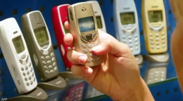 تجارة الذهب.. سباق في شوارع مصر لشراء الهواتف المحمولة التالفة للتربح منها